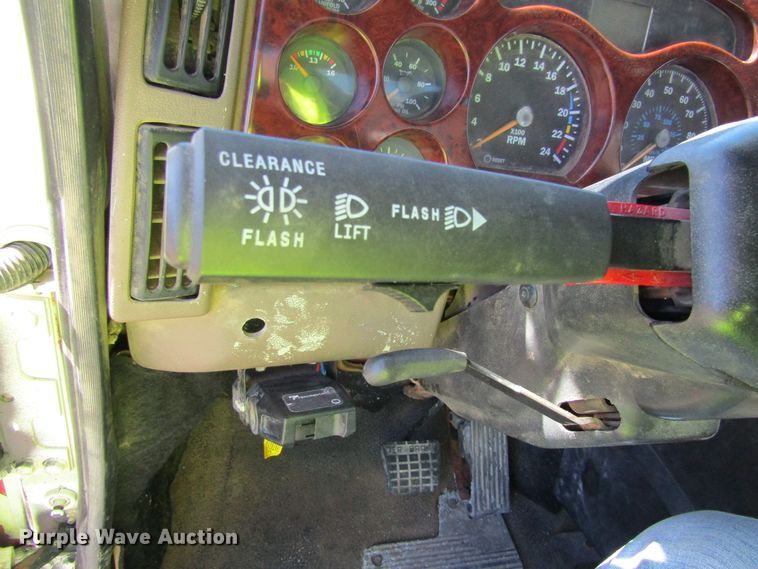 image for item FD9424 2004 Mack CH613 semi truck