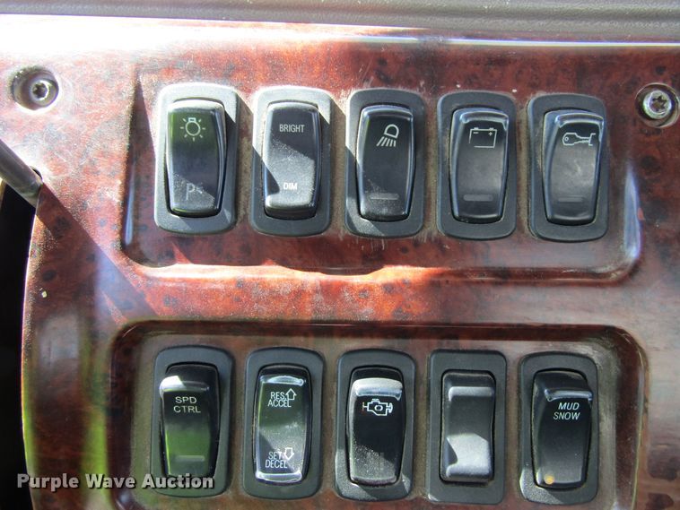 image for item FD9424 2004 Mack CH613 semi truck