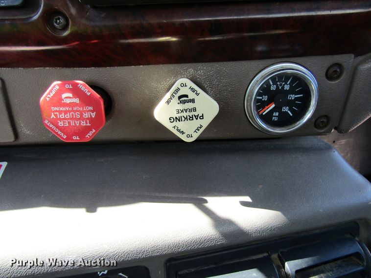 image for item FD9424 2004 Mack CH613 semi truck