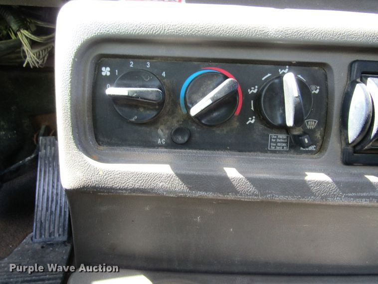 image for item FD9424 2004 Mack CH613 semi truck