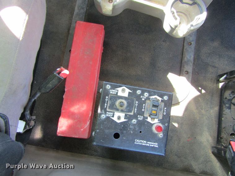 image for item FD9424 2004 Mack CH613 semi truck