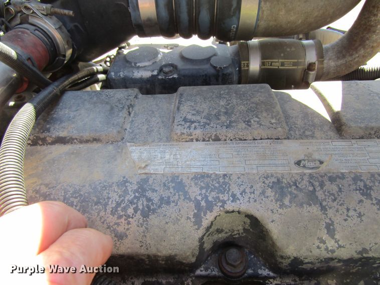 image for item FD9424 2004 Mack CH613 semi truck