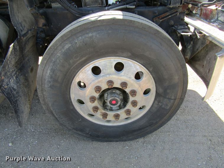 image for item FD9424 2004 Mack CH613 semi truck