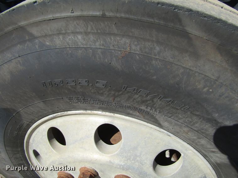 image for item FD9424 2004 Mack CH613 semi truck