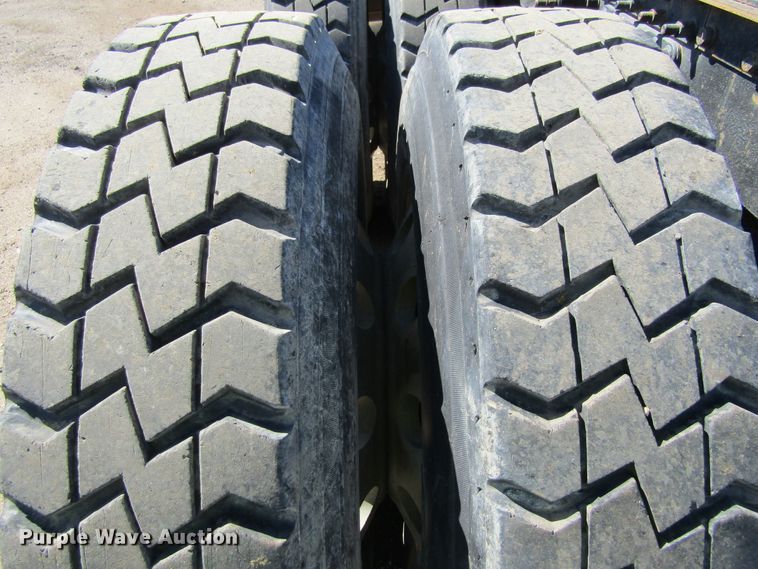 image for item FD9424 2004 Mack CH613 semi truck