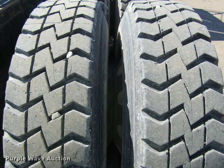 image for item FD9424 2004 Mack CH613 semi truck