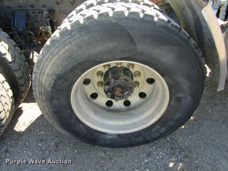 image for item FD9424 2004 Mack CH613 semi truck