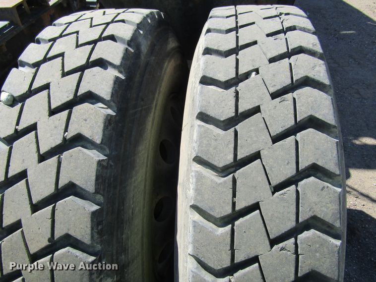 image for item FD9424 2004 Mack CH613 semi truck