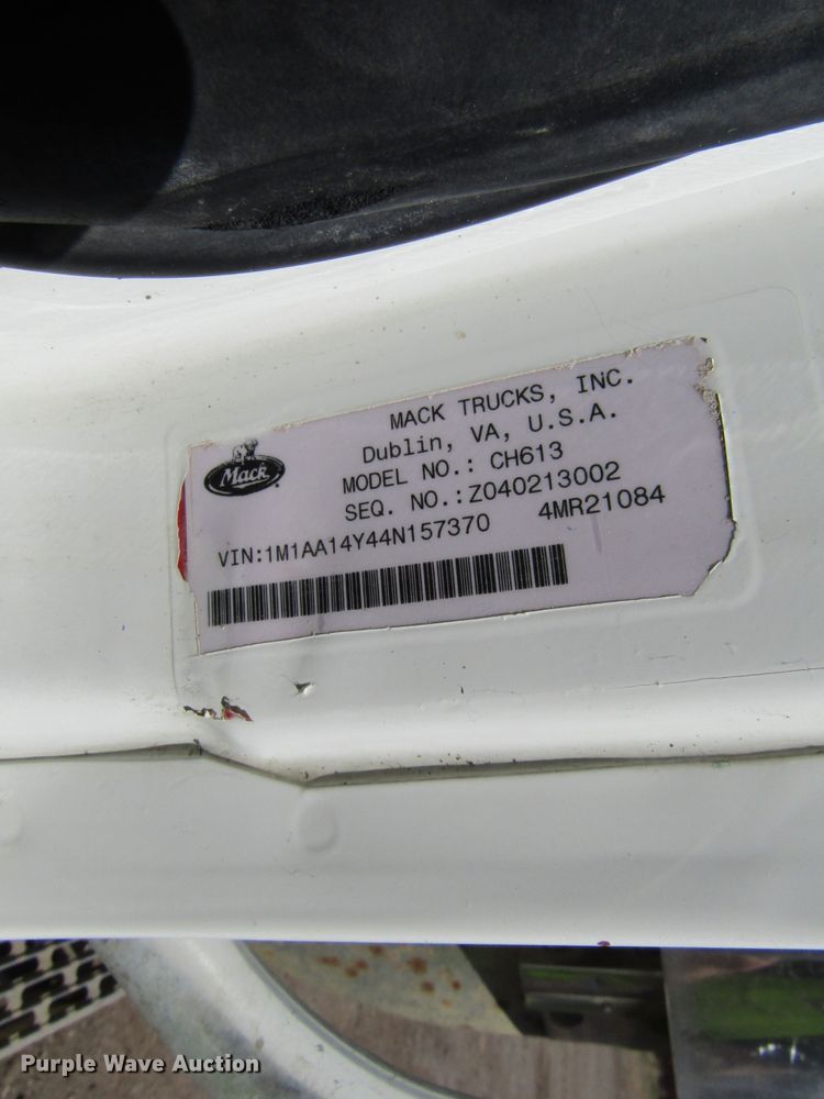 image for item FD9424 2004 Mack CH613 semi truck