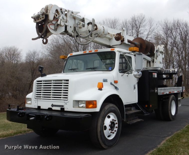 image for item FX9087 2000 International 4900 digger derrick truck