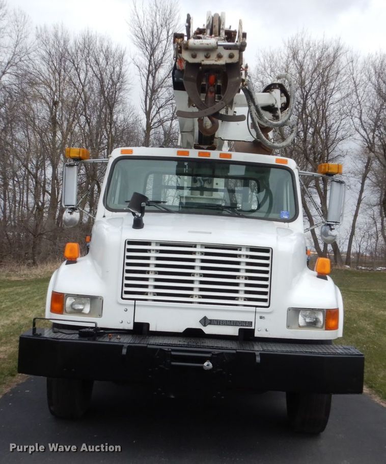 image for item FX9087 2000 International 4900 digger derrick truck