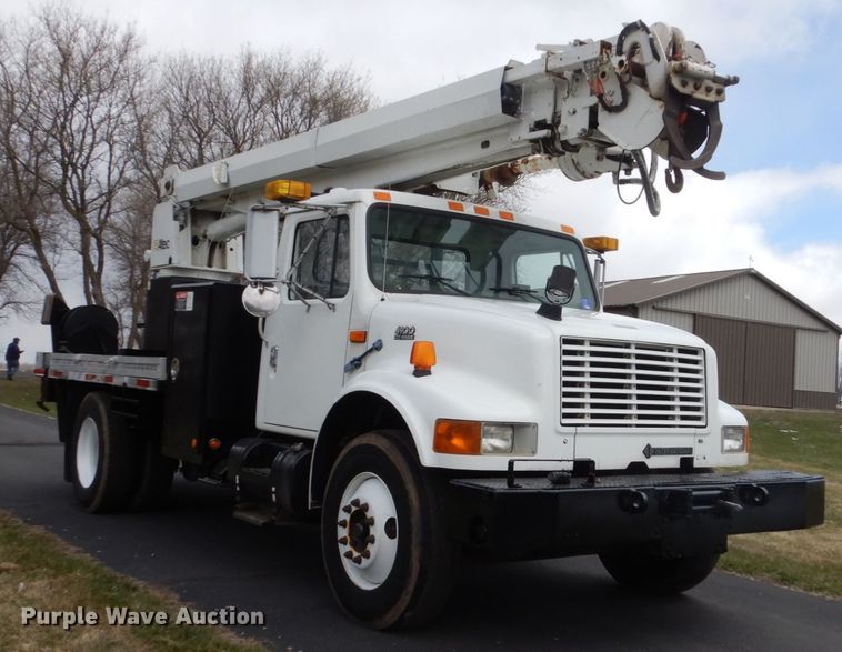 image for item FX9087 2000 International 4900 digger derrick truck