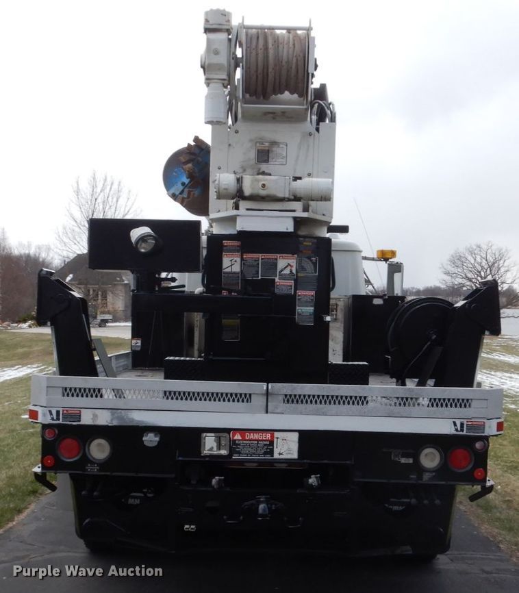 image for item FX9087 2000 International 4900 digger derrick truck