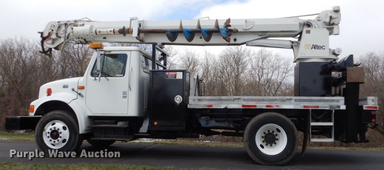image for item FX9087 2000 International 4900 digger derrick truck