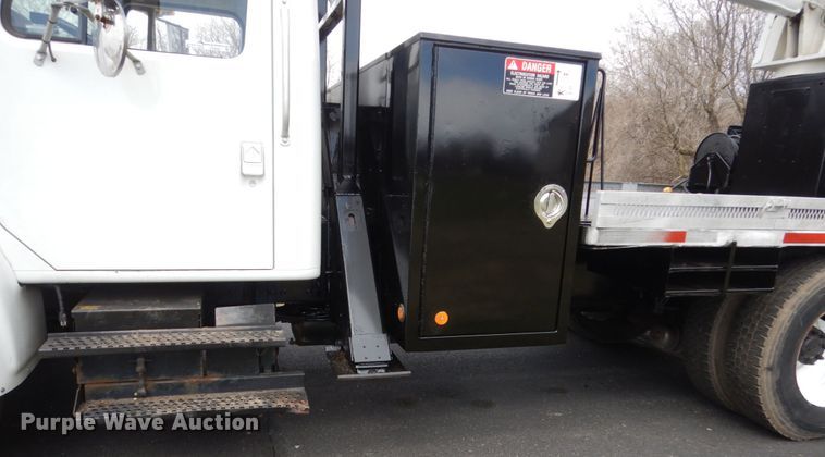 image for item FX9087 2000 International 4900 digger derrick truck