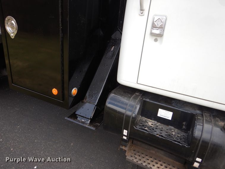 image for item FX9087 2000 International 4900 digger derrick truck