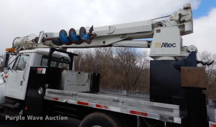 image for item FX9087 2000 International 4900 digger derrick truck