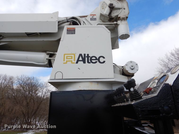 image for item FX9087 2000 International 4900 digger derrick truck