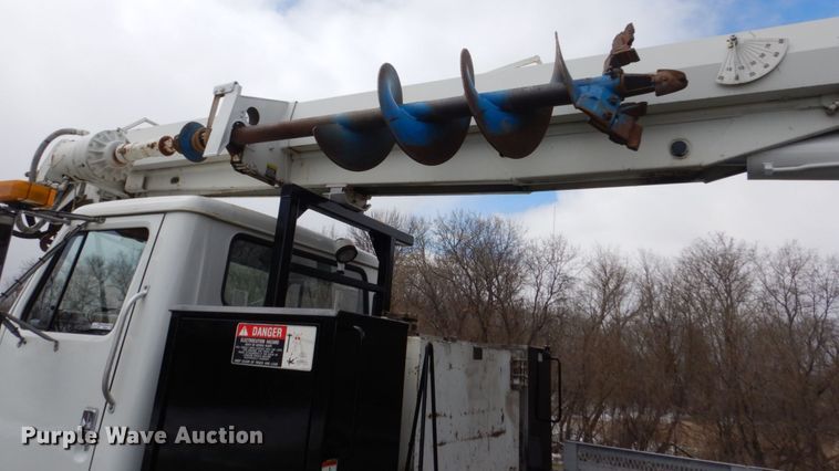 image for item FX9087 2000 International 4900 digger derrick truck