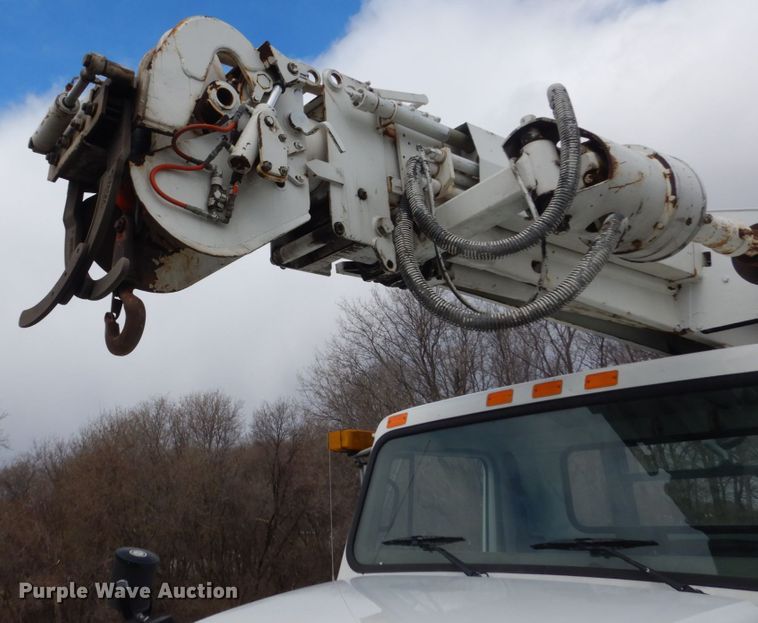 image for item FX9087 2000 International 4900 digger derrick truck