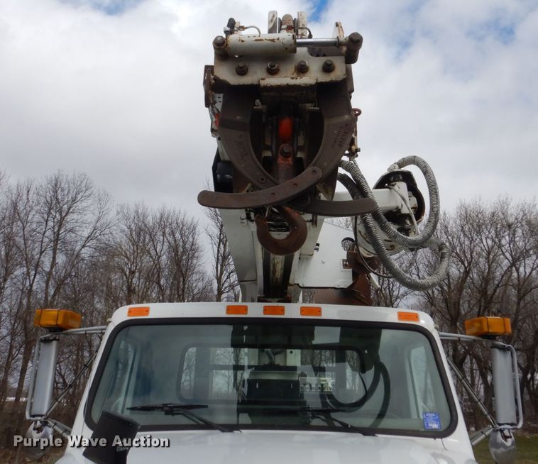 image for item FX9087 2000 International 4900 digger derrick truck