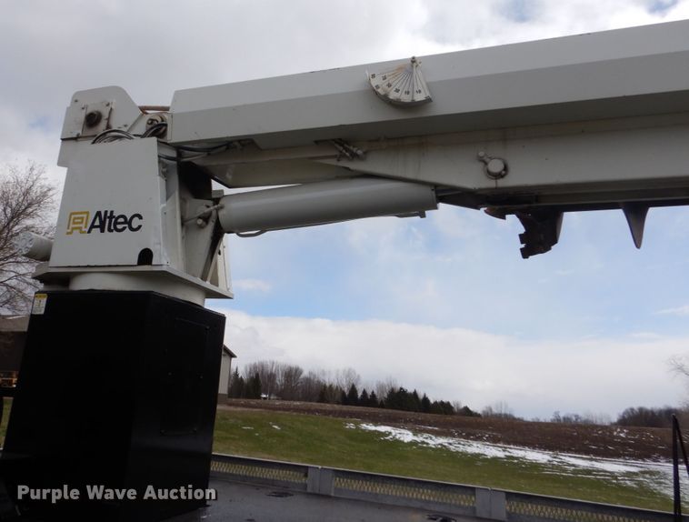 image for item FX9087 2000 International 4900 digger derrick truck