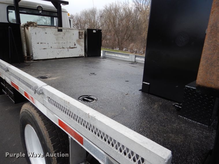 image for item FX9087 2000 International 4900 digger derrick truck