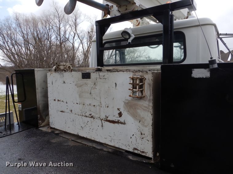 image for item FX9087 2000 International 4900 digger derrick truck