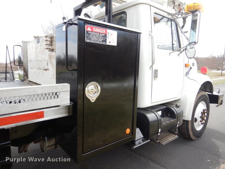 image for item FX9087 2000 International 4900 digger derrick truck