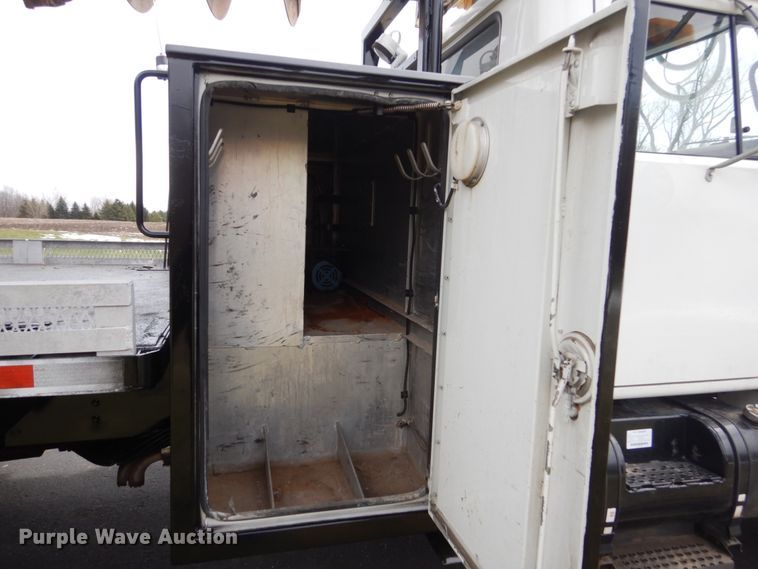 image for item FX9087 2000 International 4900 digger derrick truck