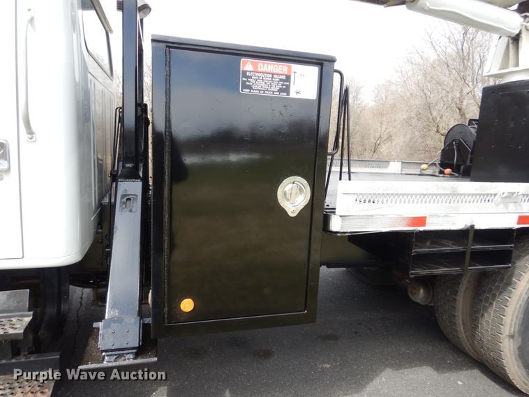 image for item FX9087 2000 International 4900 digger derrick truck