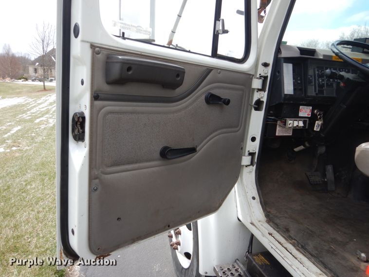 image for item FX9087 2000 International 4900 digger derrick truck