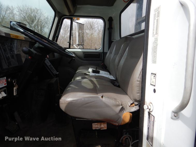 image for item FX9087 2000 International 4900 digger derrick truck