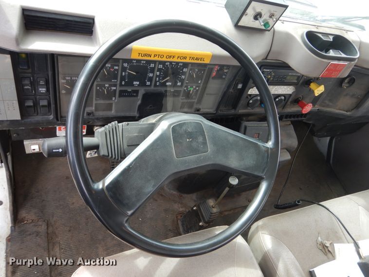 image for item FX9087 2000 International 4900 digger derrick truck