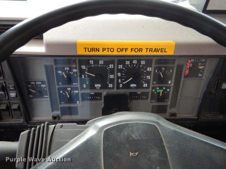 image for item FX9087 2000 International 4900 digger derrick truck