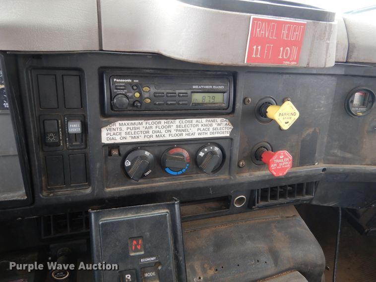 image for item FX9087 2000 International 4900 digger derrick truck