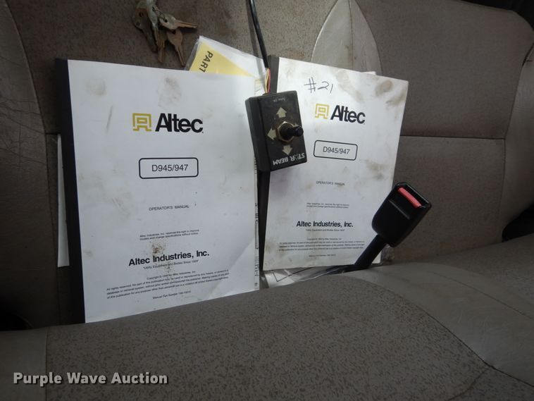 image for item FX9087 2000 International 4900 digger derrick truck