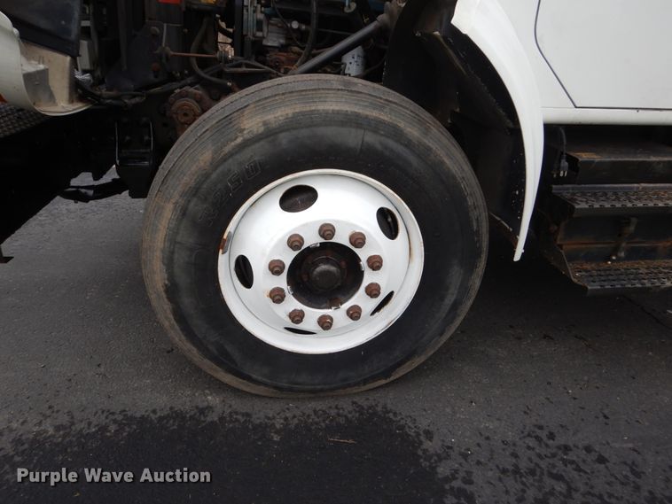 image for item FX9087 2000 International 4900 digger derrick truck