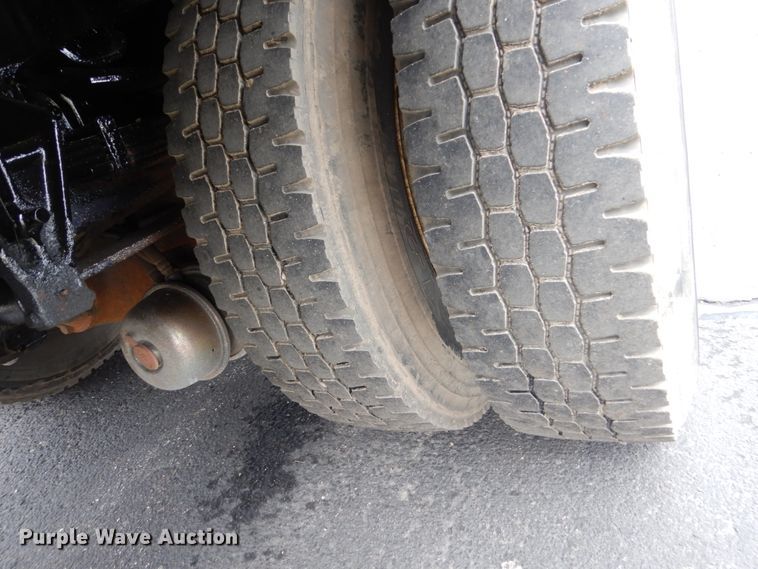 image for item FX9087 2000 International 4900 digger derrick truck