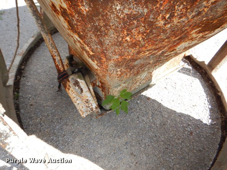 image for item GN9326 Gar Bro concrete bucket