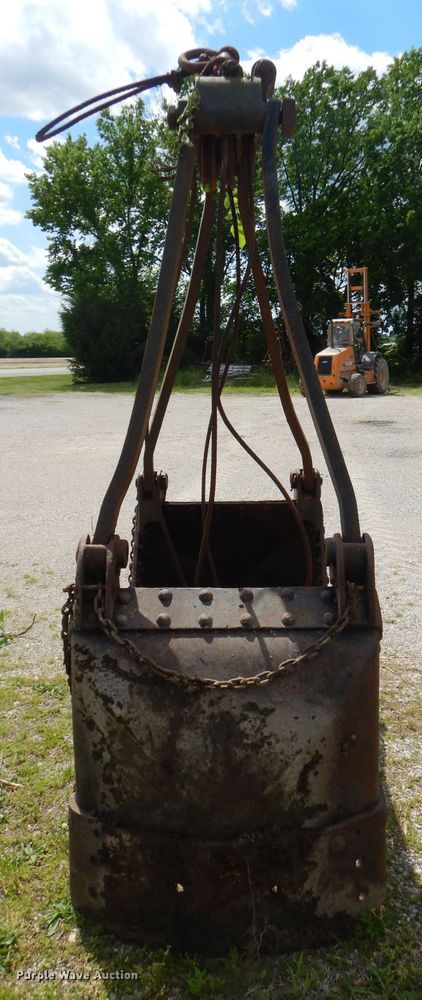 image for item GN9331 36"W clamshell bucket