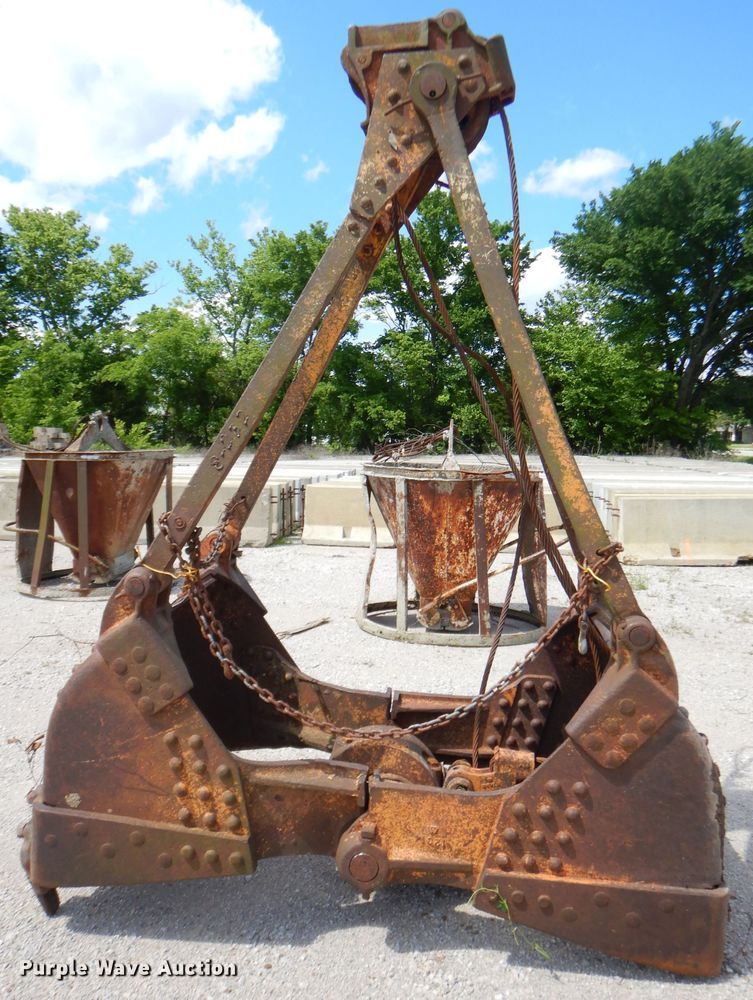 image for item GN9332 38"W clamshell bucket