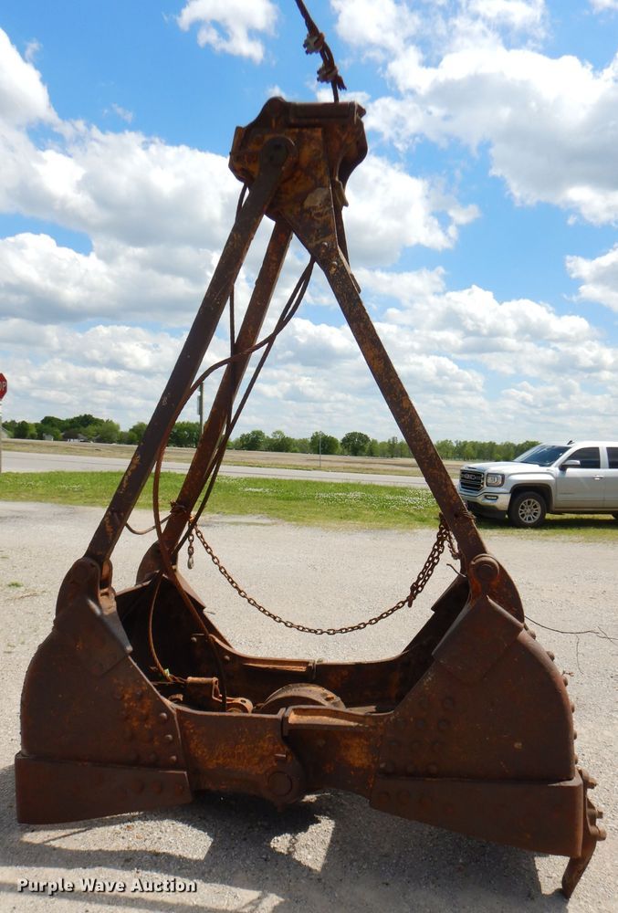 image for item GN9332 38"W clamshell bucket