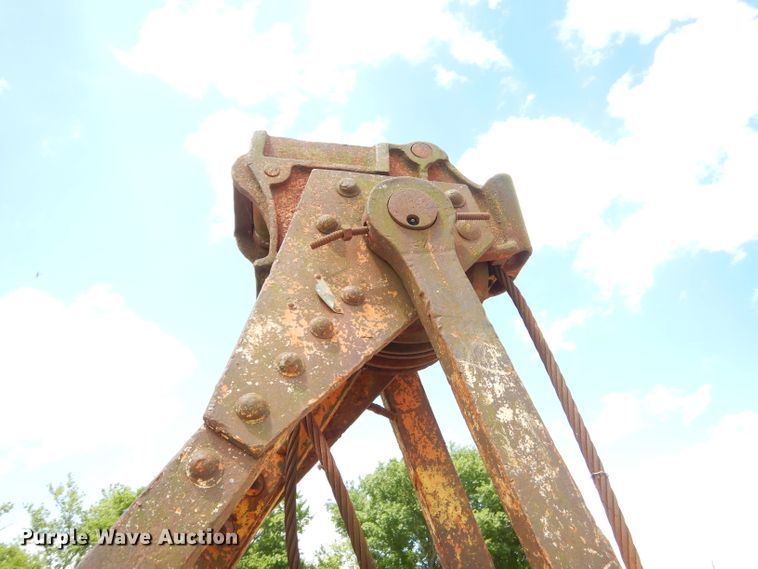 image for item GN9332 38"W clamshell bucket