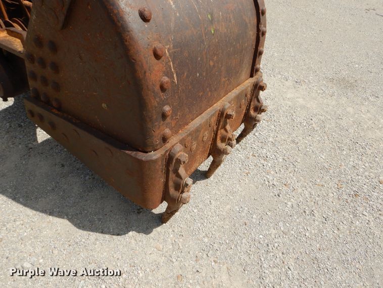 image for item GN9332 38"W clamshell bucket