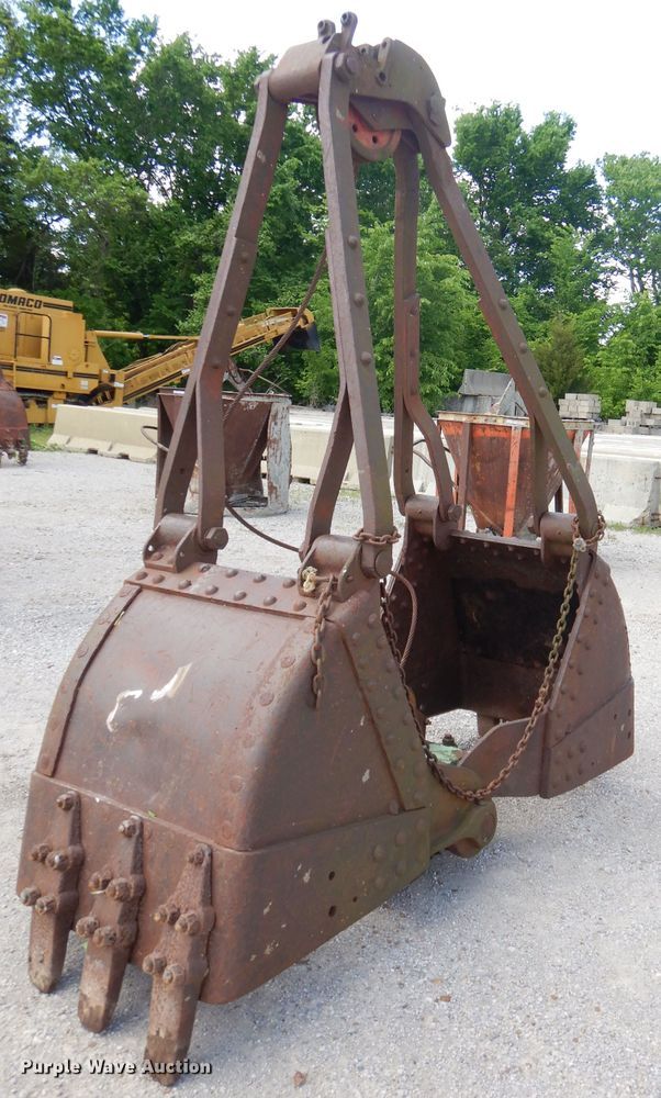 image for item GN9333 32"W clamshell bucket