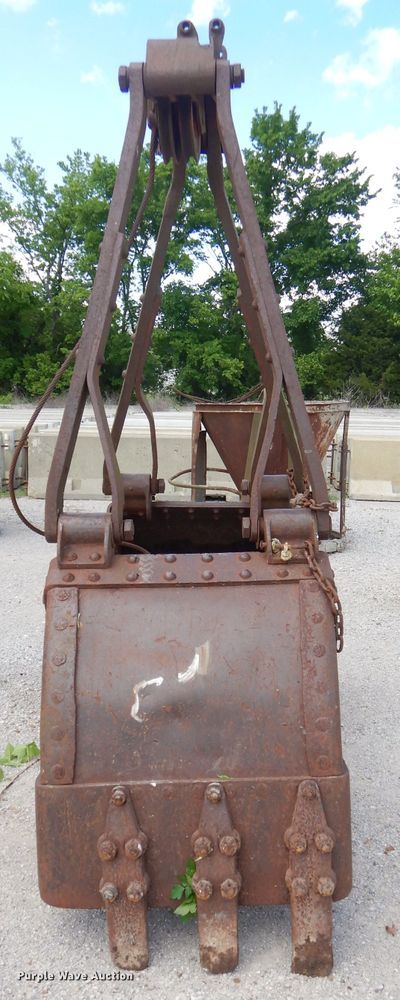 image for item GN9333 32"W clamshell bucket