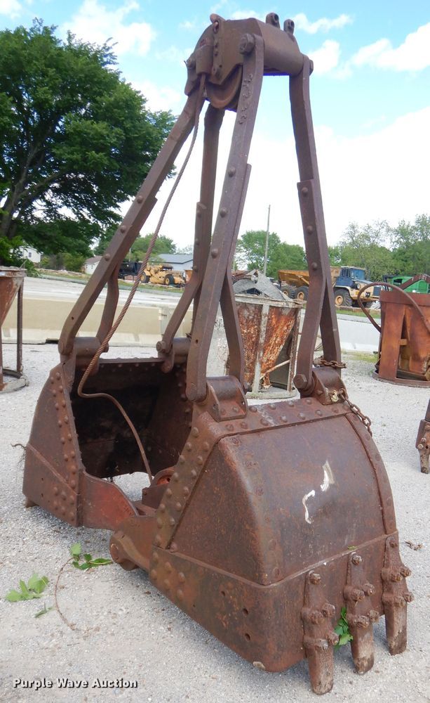 image for item GN9333 32"W clamshell bucket