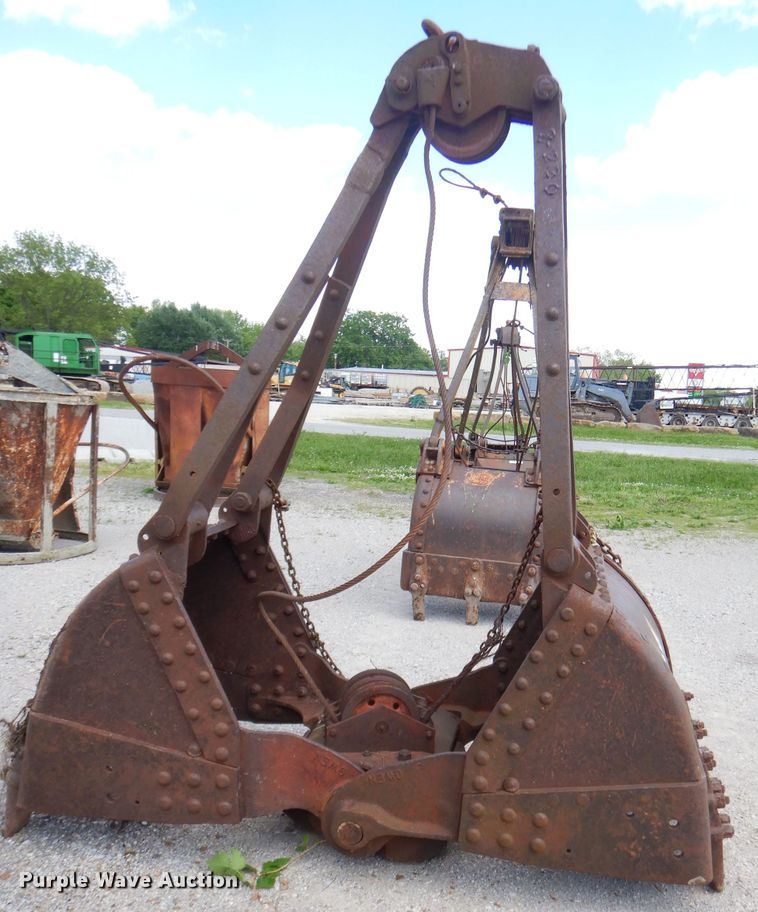 image for item GN9333 32"W clamshell bucket