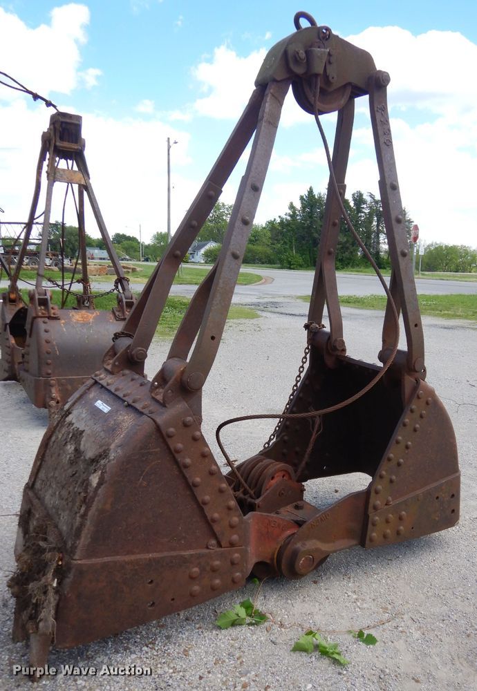 image for item GN9333 32"W clamshell bucket